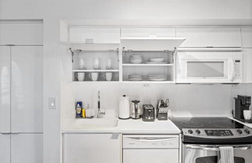 CityPlace Apartamento | Spacious 3BR Condo w Patio & Skyline Views