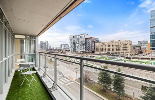 CityPlace Apartamento | Spacious 3BR Condo w Patio & Skyline Views