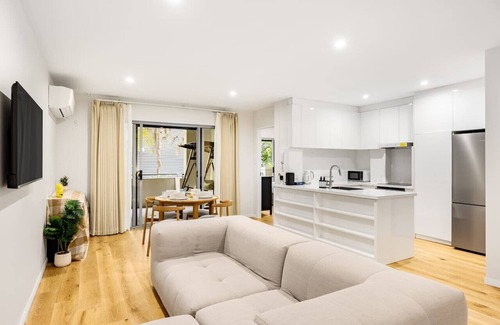 Indooroopilly Apartamento | Spacious 3BR Getaway | Great Location & Comfort