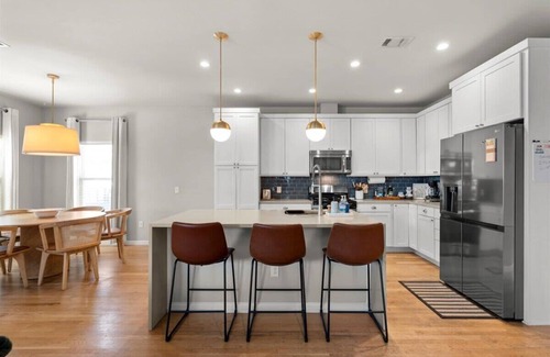 East MLK Casa | Spacious 3BR Getaway w Free Parking Pet Friendly!