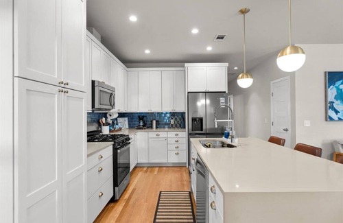 East MLK Casa | Spacious 3BR Getaway w Free Parking Pet Friendly!