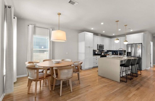 East MLK Casa | Spacious 3BR Getaway w Free Parking Pet Friendly!