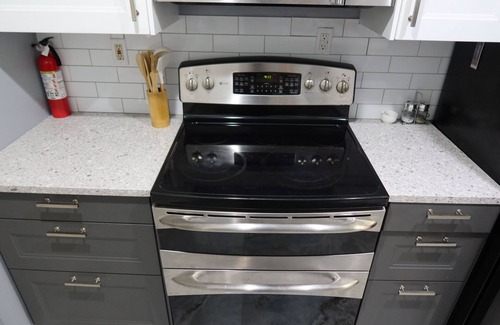 Warren Casa | Spacious 3BR Home / Smart TVs, Stocked Kitchen & Family Comfort