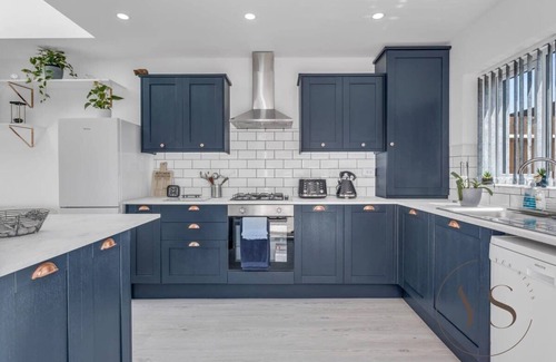 West Bromwich Casa | Spacious 3BR Stay w/ Garage Near Birmingham