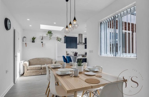 West Bromwich Casa | Spacious 3BR Stay w/ Garage Near Birmingham