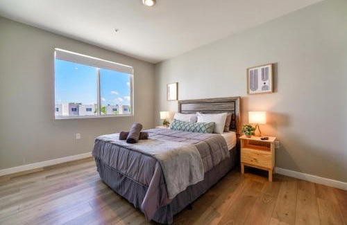 Golden Glades Apartamento | Spacious 3BR Townhouse with Free Parking Included!