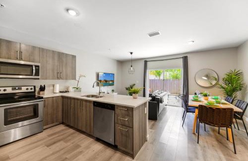 Golden Glades Apartamento | Spacious 3BR Townhouse with Free Parking Included!