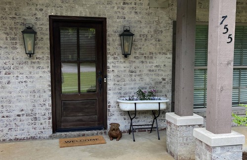 Starkville Casa | Spacious 3BR with 3 full bath on 1 acre approx 1.3 miles to Davis Wade!