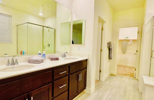 Lodi Casa | Spacious 4-Bed, 2.5 Bath New House - Sleeps 11, Minutes from Shopping Market