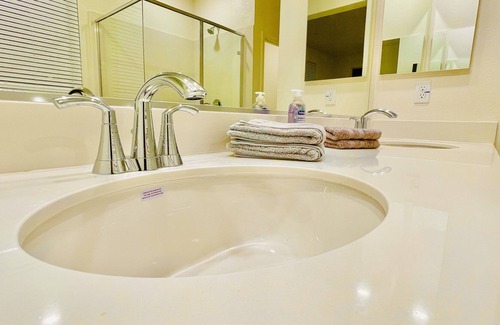 Lodi Casa | Spacious 4-Bed, 2.5 Bath New House - Sleeps 11, Minutes from Shopping Market