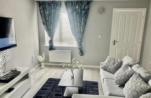 Wolverhampton Casa | Spacious 4-Bed House Close to City Centre