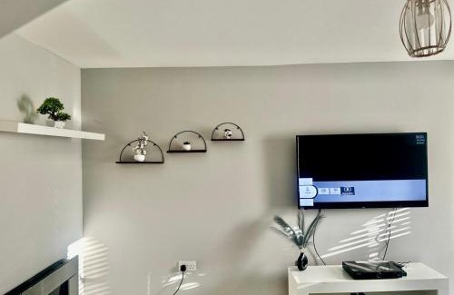 Wolverhampton Casa | Spacious 4-Bed House Close to City Centre