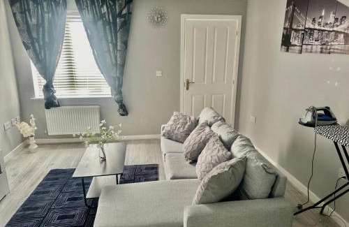 Wolverhampton Casa | Spacious 4-Bed House Close to City Centre