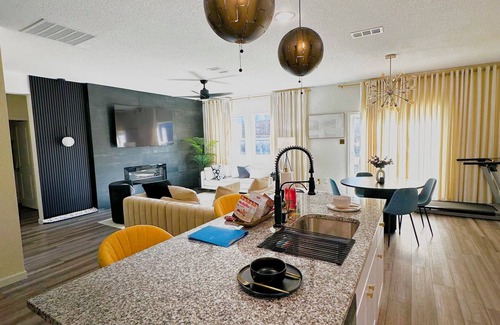 Glenn Heights Casa | Spacious 4 bedroom house with fitness room and WiFi in charming Glenn Heights.
