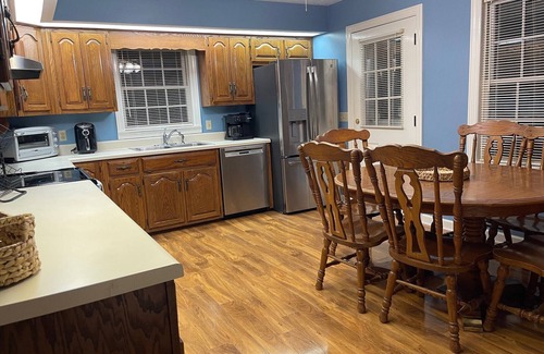 Hestand Casa | Spacious 4-bedroom and 2-bath house with HVAC and Wi-Fi in Tompkinsville, KY.