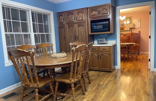 Hestand Casa | Spacious 4-bedroom and 2-bath house with HVAC and Wi-Fi in Tompkinsville, KY.