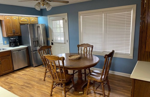 Hestand Casa | Spacious 4-bedroom and 2-bath house with HVAC and Wi-Fi in Tompkinsville, KY.