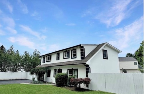 Hicksville Casa | Spacious 4-bedroom 2.5 bath colonial in Hicksville by Seema