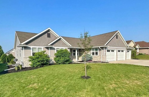 De Pere Casa | Spacious 4-bedroom, 3.5 bath house, 7 miles from Lambeau, for upcoming NFL draft
