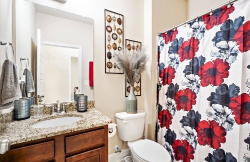 Saraland Casa | Spacious 4 bedroom 3 Full Bath, including a private office. Free WIFI Included.