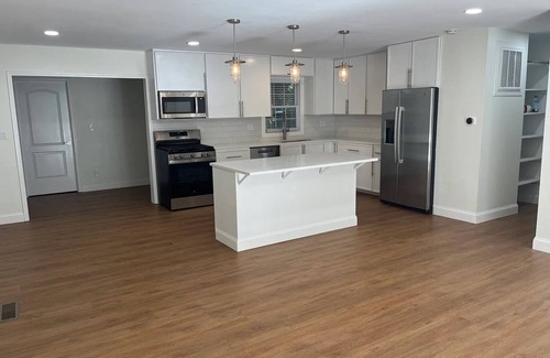 Doraville Casa | Spacious 4-bedroom 3 bathroom house in lovely Doraville with WiFi, AC, Fenced