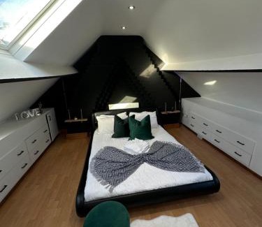 Coventry Casa | Spacious 4 Bedroom Contractors Friendly Home in Coventry Near Jaguar Land Rover & City Centre