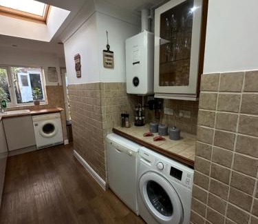 Coventry Casa | Spacious 4 Bedroom Contractors Friendly Home in Coventry Near Jaguar Land Rover & City Centre