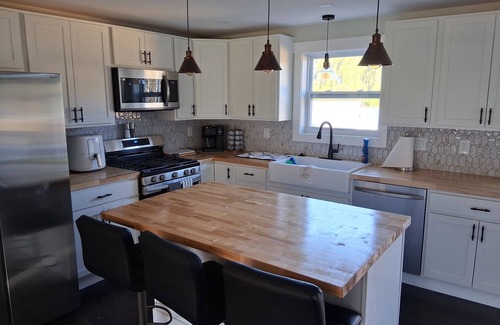 Edinboro Casa | Spacious 4-bedroom estate in lovely Edinboro . Walking distance to the lake.