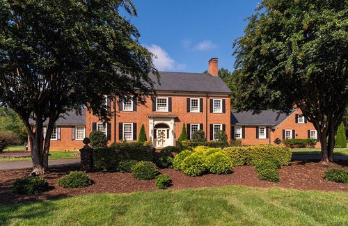 Burlington Casa | Spacious 4-bedroom house on Golf Course in charming Burlington.