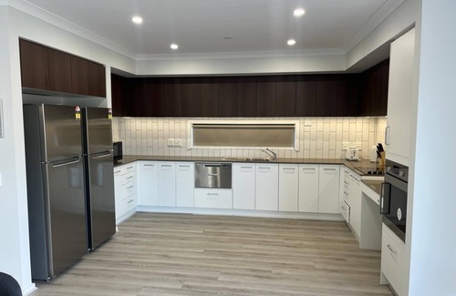 Mambourin Casa | Spacious 4-bedroom house with WiFi, AC in tranquil Werribee