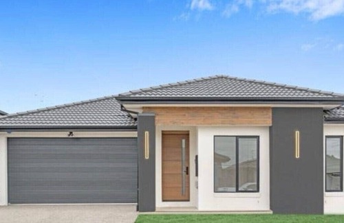 Mambourin Casa | Spacious 4-bedroom house with WiFi, AC in tranquil Werribee