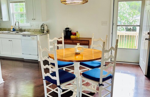 Belmont Historic District Casa | Spacious 4-bedroom house in charming Belmont with WiFi and AC