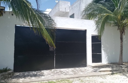 Alfredo V. Bonfil Casa | Spacious 4-bedroom house with 2 pools, AC in enchanting Cancún