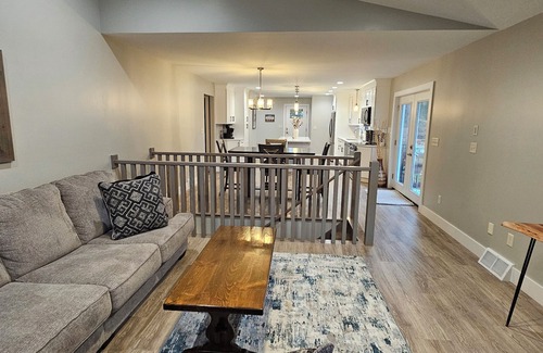 Ava Casa | Spacious 4-bedroom house on Lake Delta on a private road