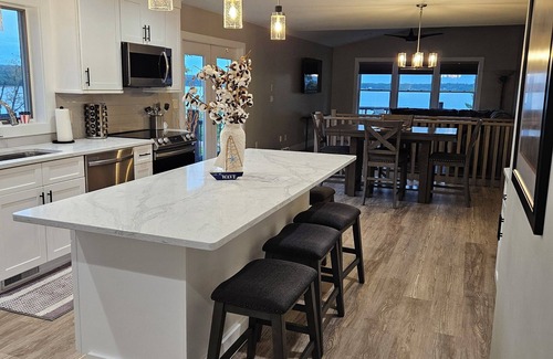 Ava Casa | Spacious 4-bedroom house on Lake Delta on a private road