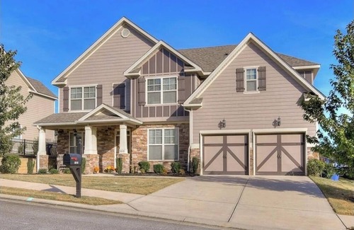 Evans Casa | Spacious 4-bedroom house in golf course neighborhood, sleeps 8+