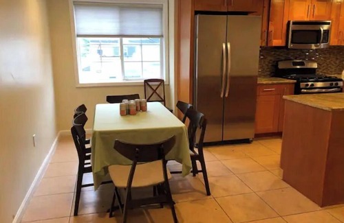 Forest Hills Gardens Casa | Spacious 4 Bedroom House with Parking, near local hospitals and stadiums