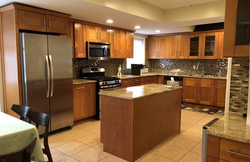 Forest Hills Gardens Casa | Spacious 4 Bedroom House with Parking, near local hospitals and stadiums