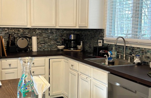 Moody Casa | Spacious 4-bedroom house in charming Wells with AC, full kitchen, WiFi