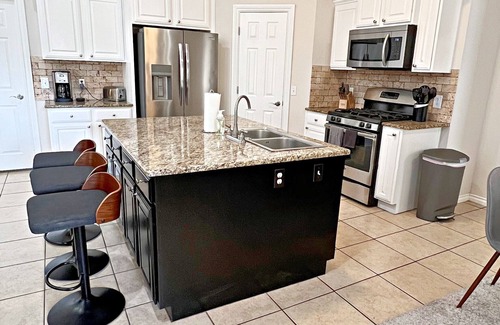 Yukon Casa | Spacious 4-bedroom house in OKC Suburb with WiFi, AC