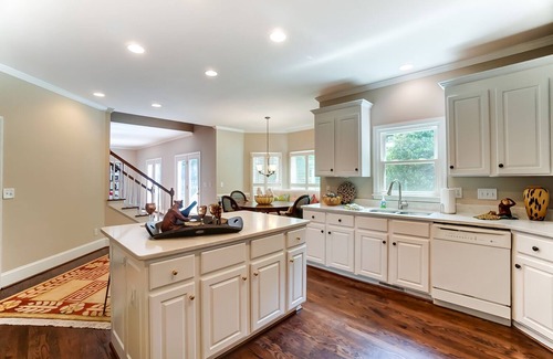 Sherwood Forest Casa | Spacious 4 Bedroom in Prime Location!