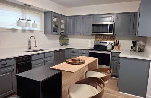 McAlpine Apartamento | Spacious 4-bedroom Mid Century Modern Condo Furnished All-Inclusive Sleeps 7