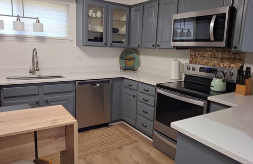 McAlpine Apartamento | Spacious 4-bedroom Mid Century Modern Condo Furnished All-Inclusive Sleeps 7