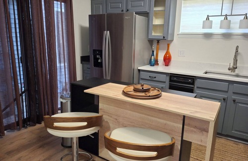 McAlpine Apartamento | Spacious 4-bedroom Mid Century Modern Condo Furnished All-Inclusive Sleeps 7