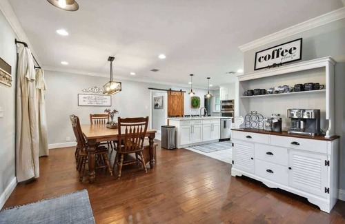 Lake Magdalene Casa | 🏡 Spacious 4-Bedroom Retreat with Fire Pit – Lutz, FL
