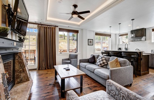 Peak 8 Condominio | Spacious 4 Bedroom Steps From Winter Activities Condo by RedAwning