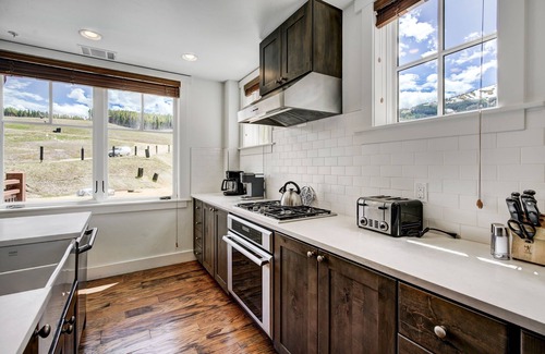 Peak 8 Condominio | Spacious 4 Bedroom Steps From Winter Activities Condo by RedAwning