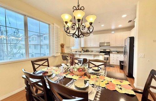 El Monte Casa | Spacious 4-bedroom townhome with WiFi and AC in lovely El Monte