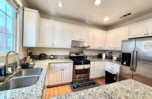 El Monte Casa | Spacious 4-bedroom townhome with WiFi and AC in lovely El Monte