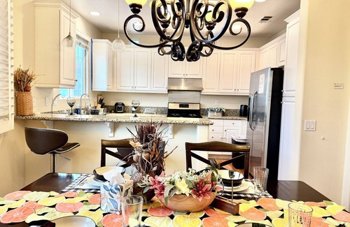 El Monte Casa | Spacious 4-bedroom townhome with WiFi and AC in lovely El Monte